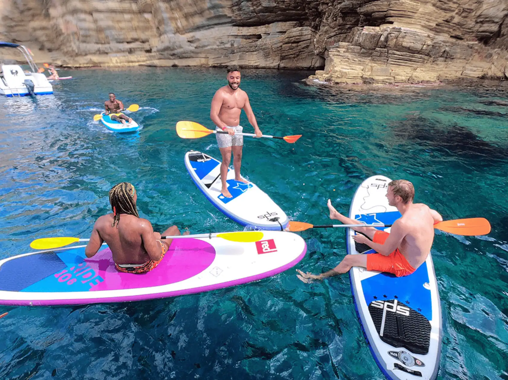 Circulo paddle board colectivo posado barco cercano boyas