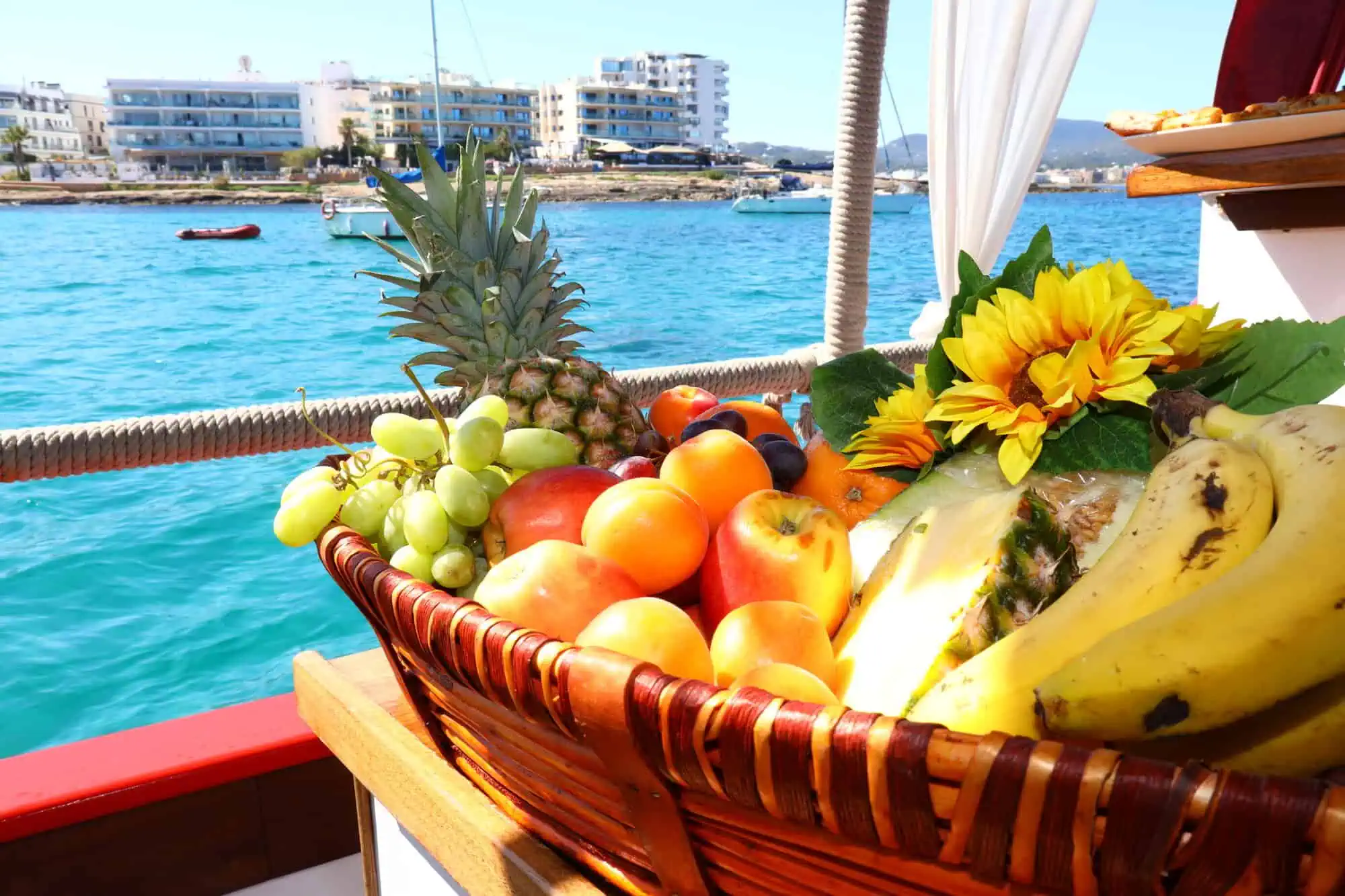Fruta fresca en la barra para invitados
