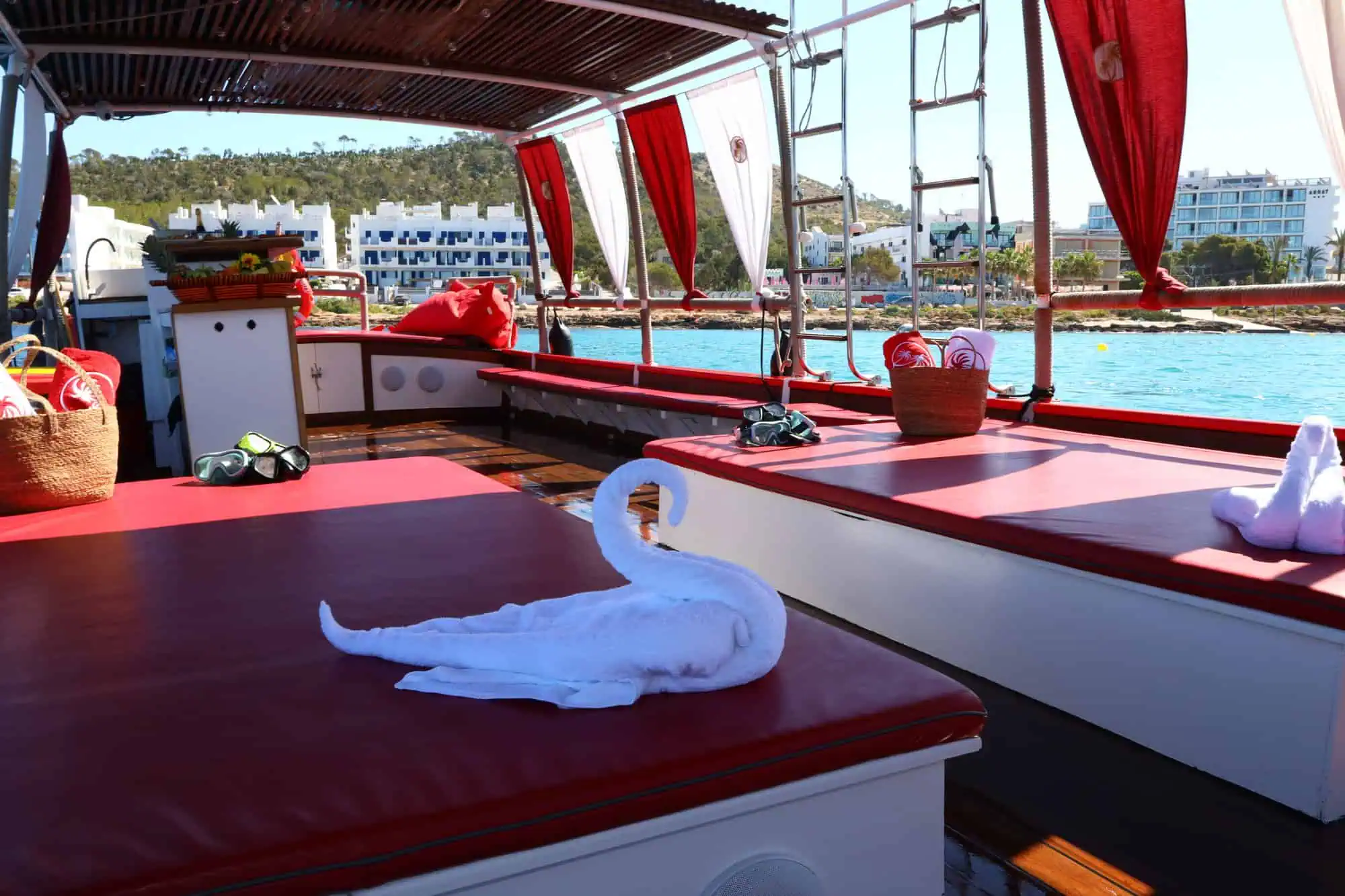 Interior del barco con banquetas