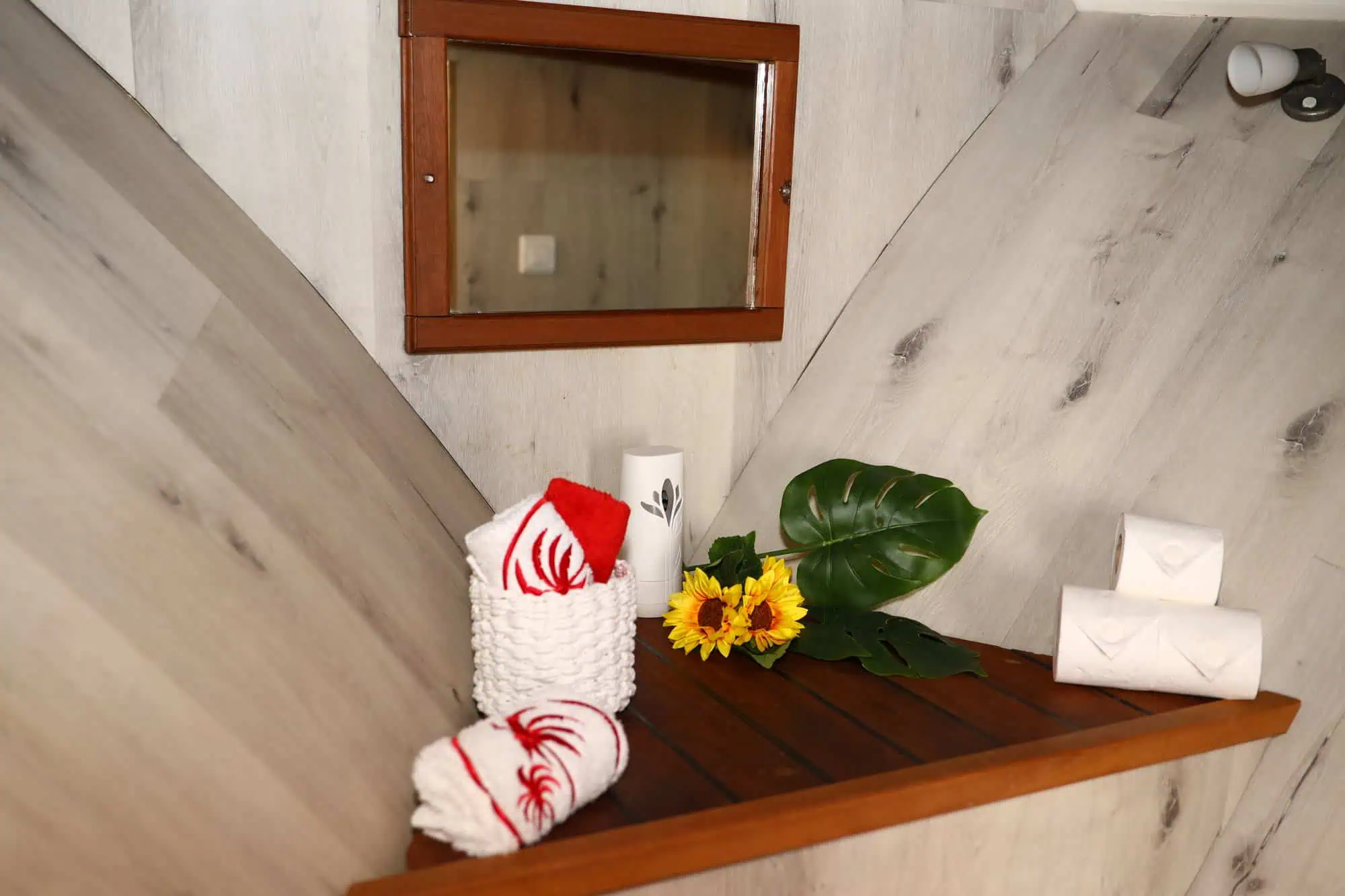 Baño limpio y moderno del barco