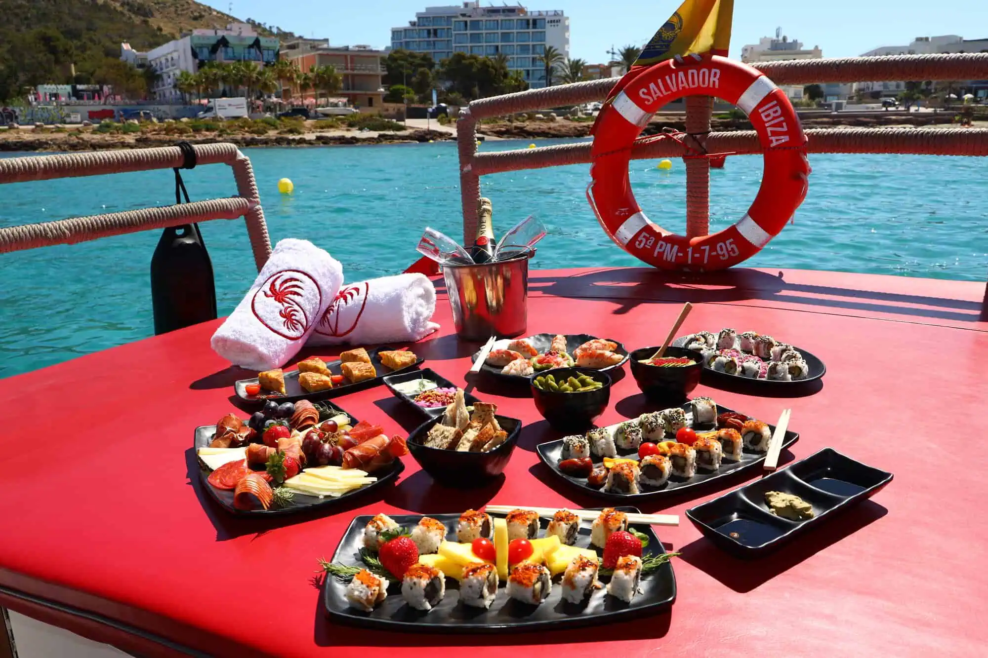 Sushi y cava premium para boda de lujo en el mar