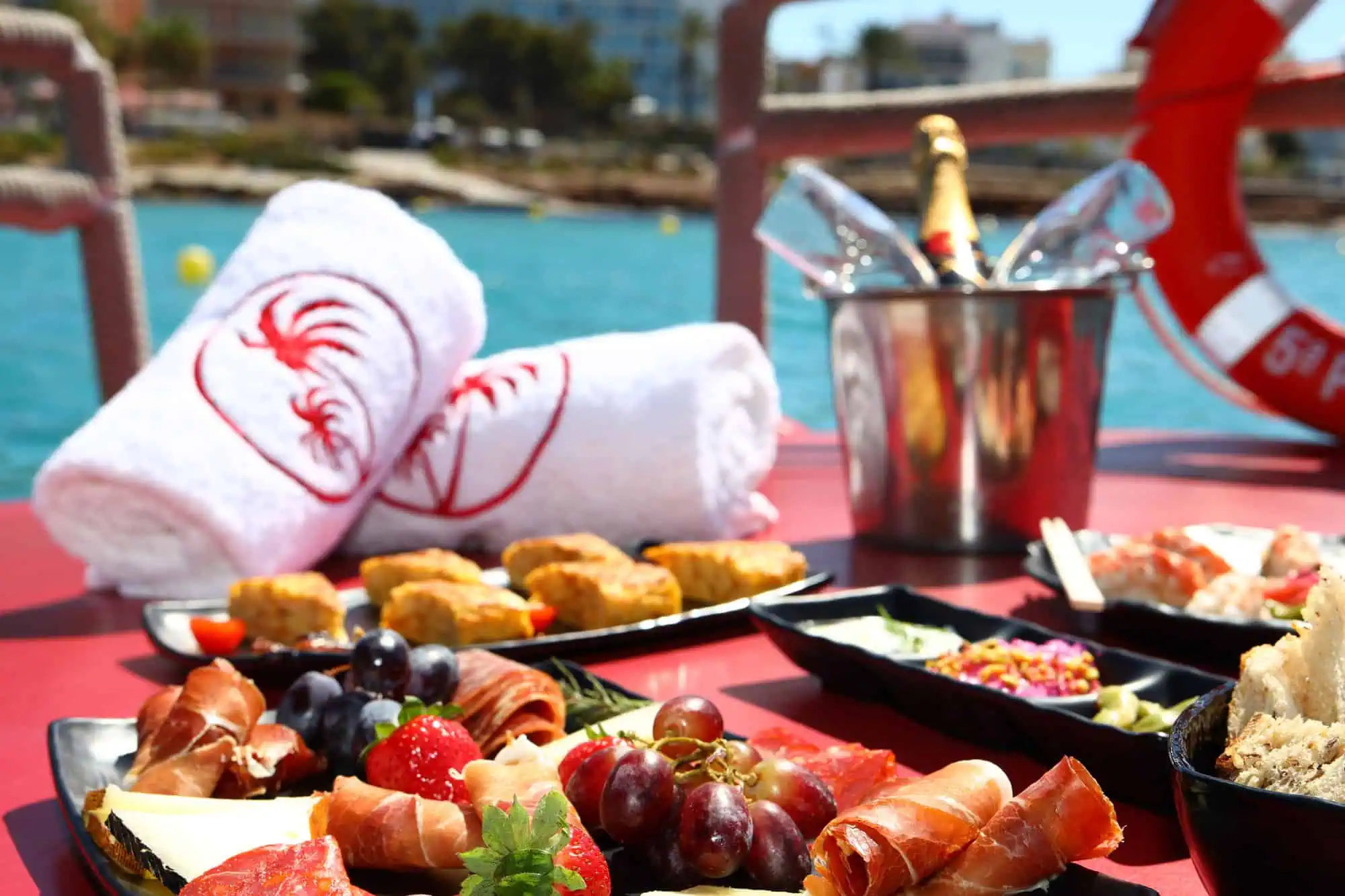 Ambientación para celebración con tapas y cava en Salvador Ibiza