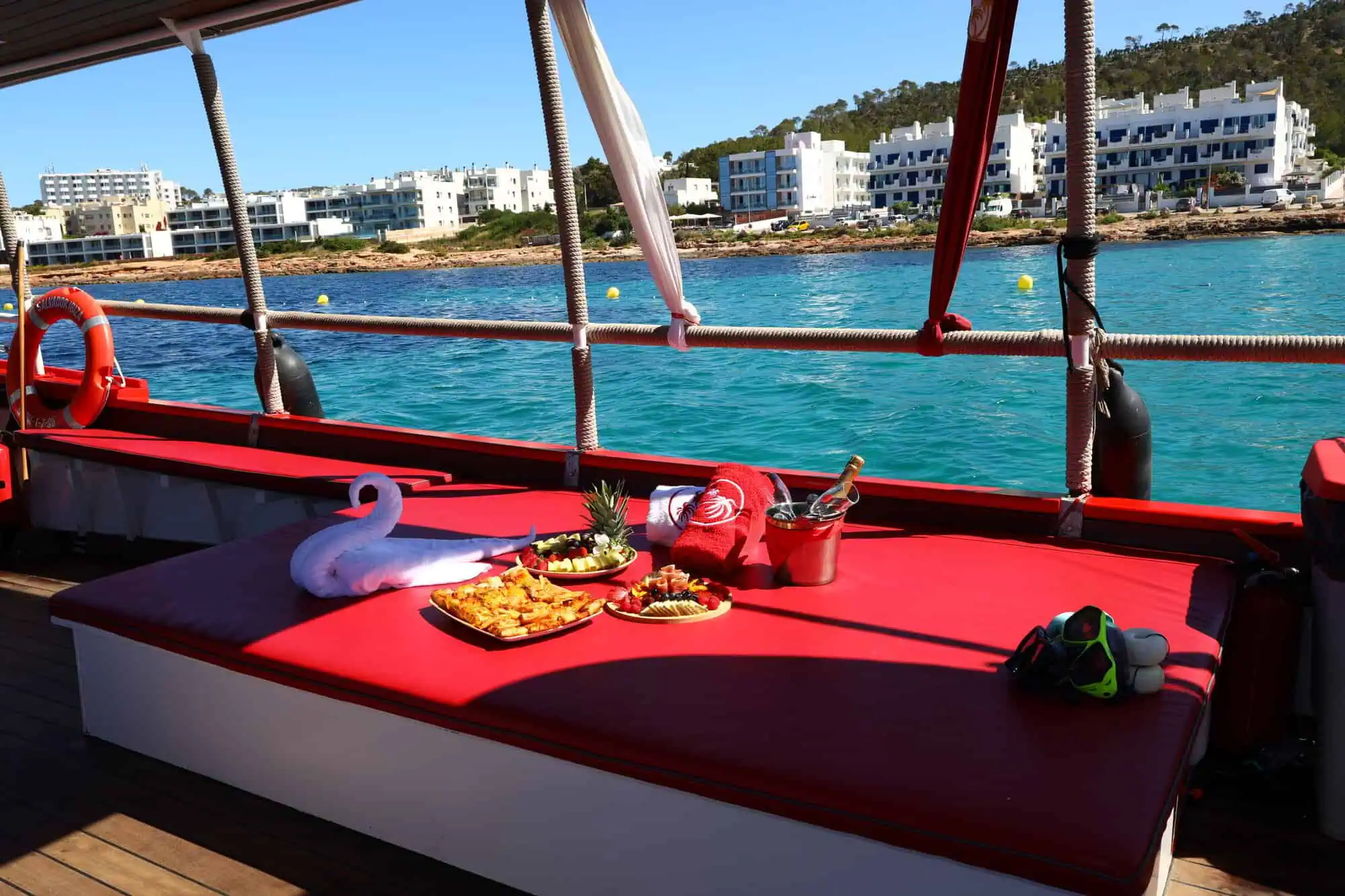 Tapas y fruta en la barra