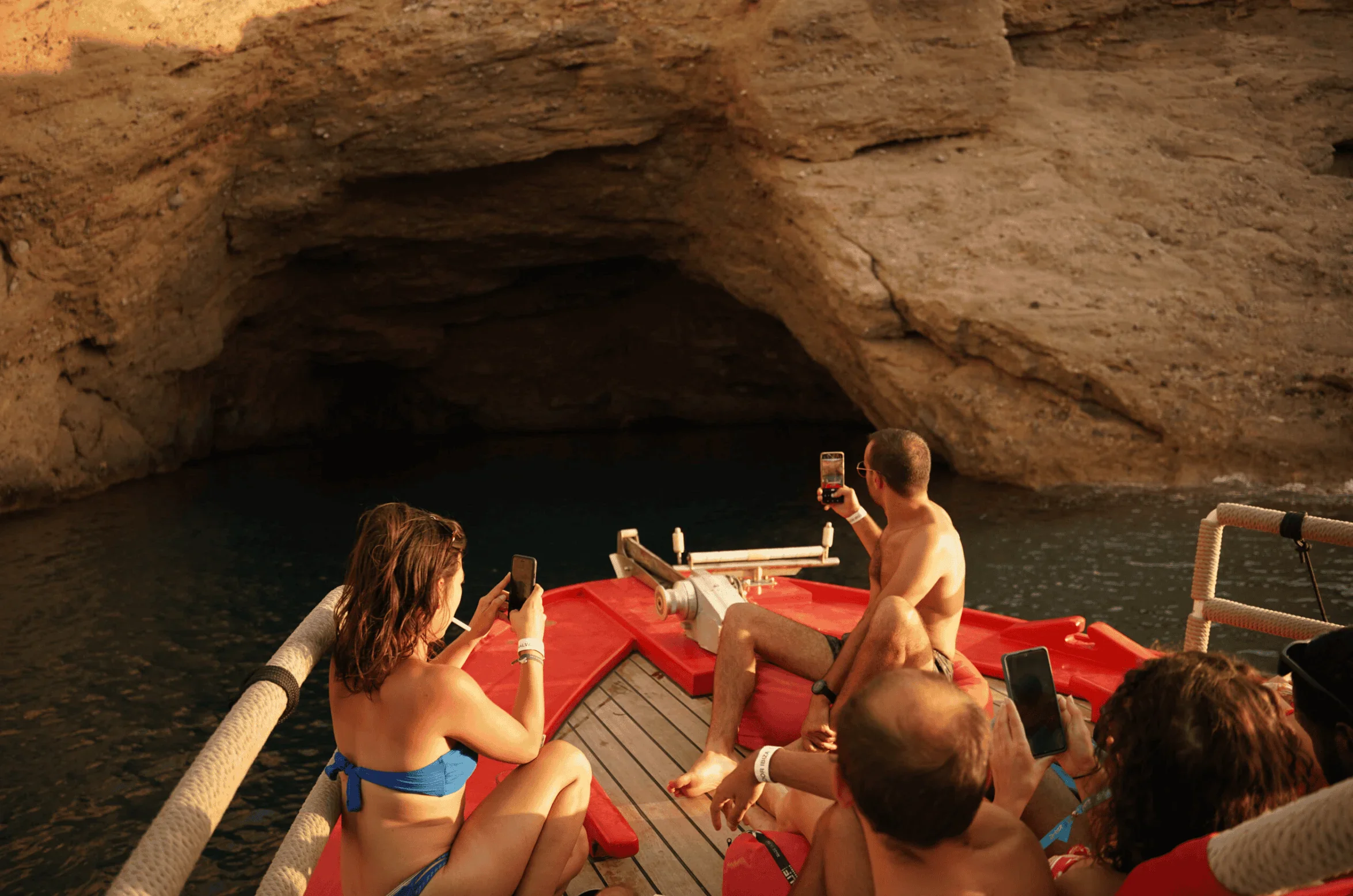 Vista desde el interior de una cueva marina en Salvador Ibiza