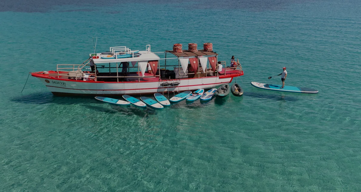 Vista aérea con dron del Salvador Ibiza en Cala Comte con paddleboards y kayaks