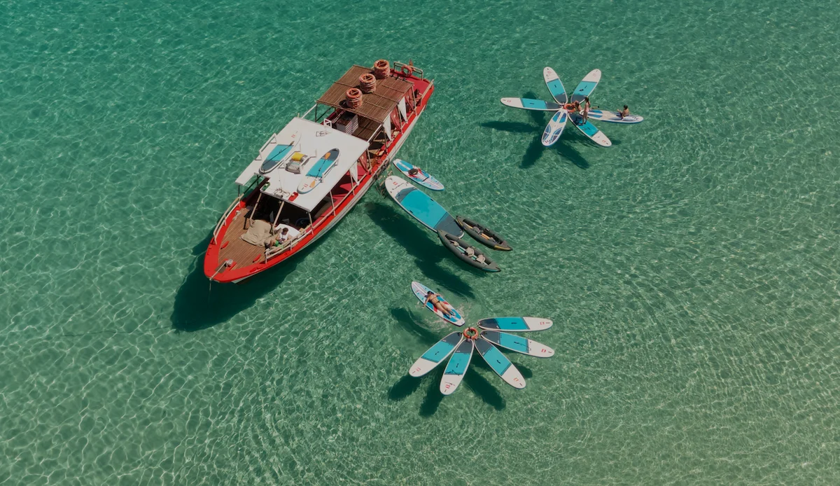 Vista aérea del Salvador Ibiza en Cala Comte con paddleboards en agua turquesa cristalina